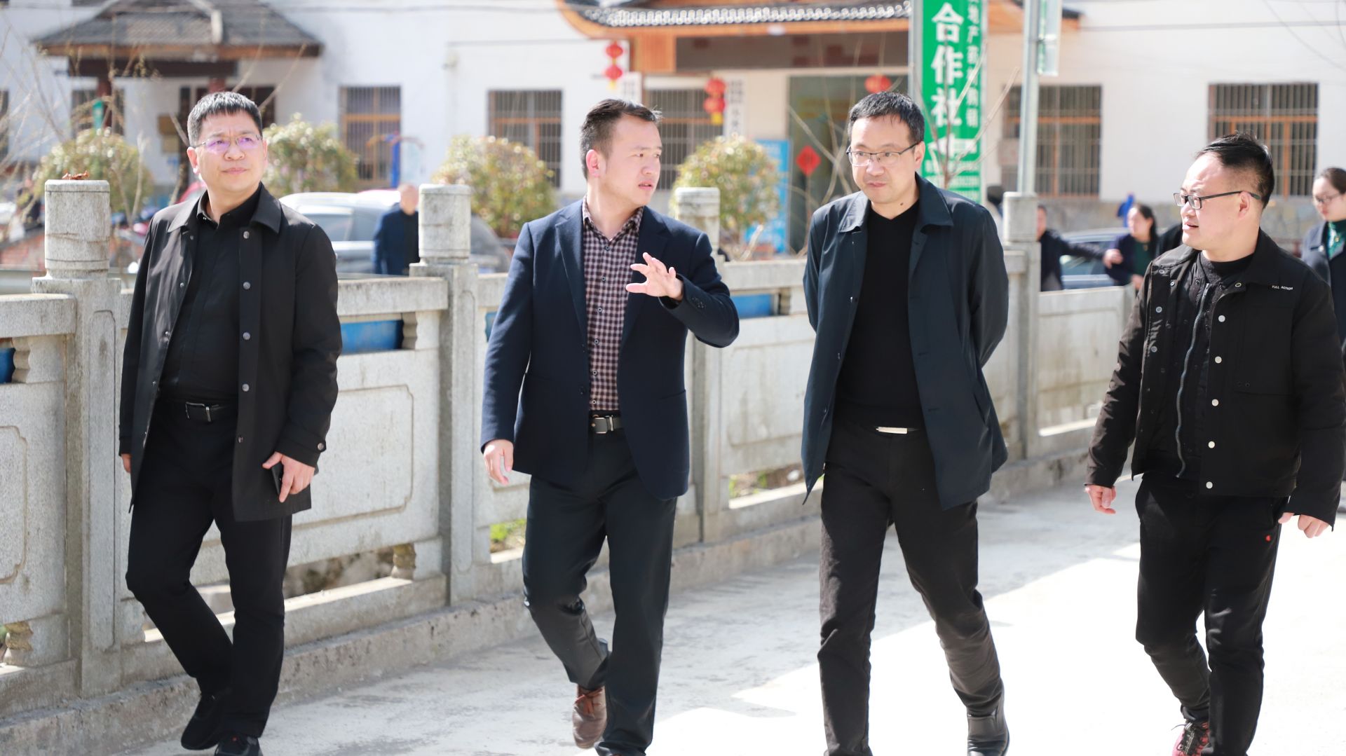 3月18日  市教育局黨組書(shū)記、局長(zhǎng)甘志明 在市教育局駐村幫扶村板橋鎮(zhèn)大木村研討人居環(huán)境治理.JPG.JPG