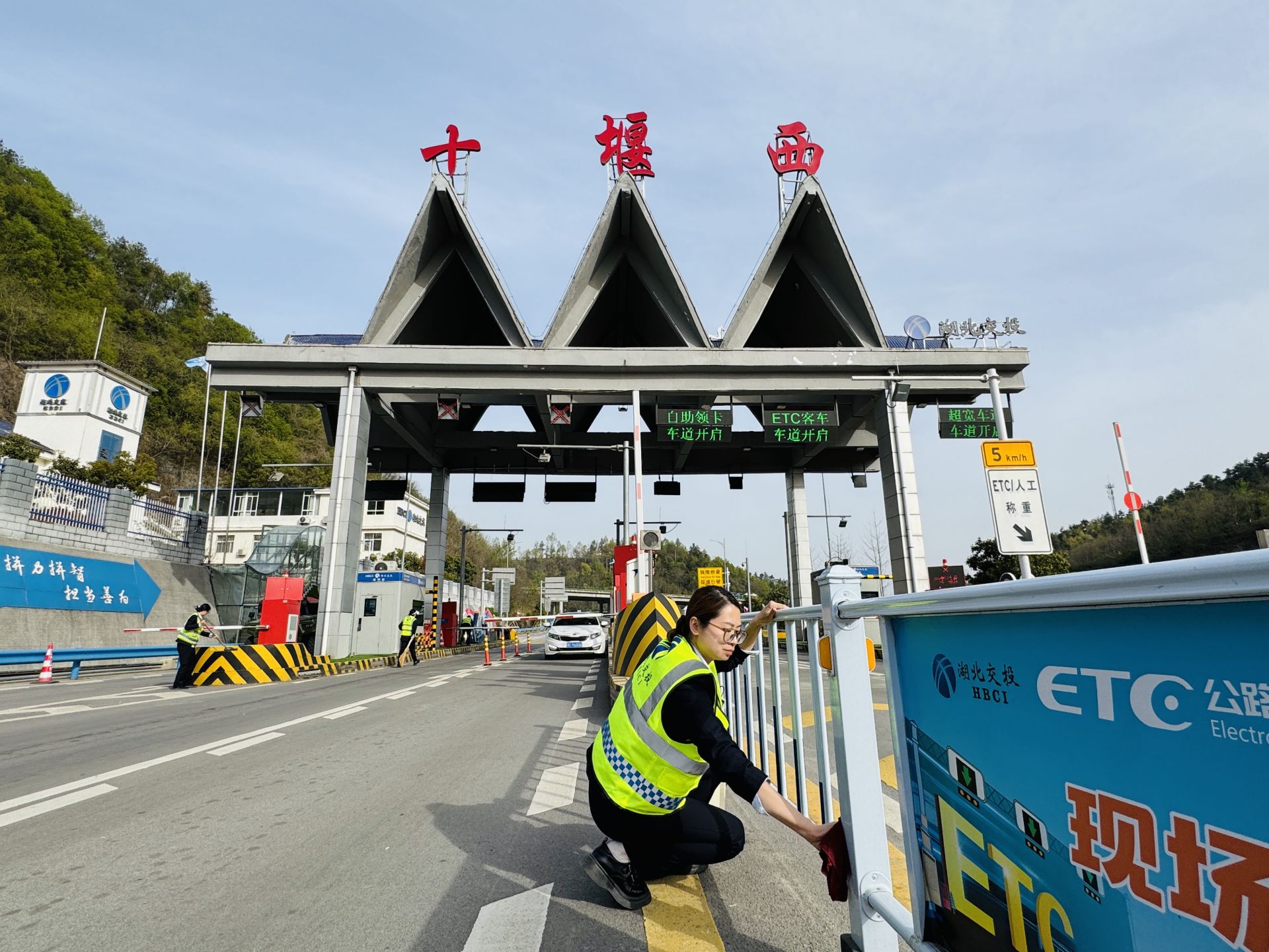 打掃現(xiàn)場衛(wèi)生 營造靚麗環(huán)境.png.png