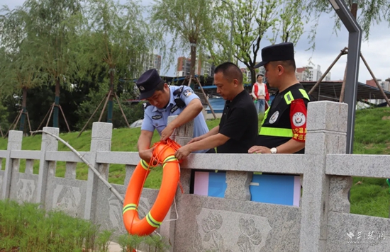 雙鶴派出所民輔警在轄區(qū)重點水域排查隱患，裝配救生工具.jpg